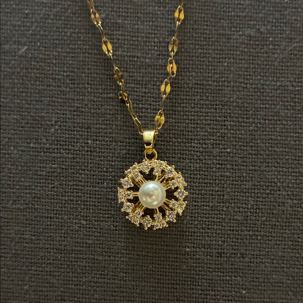 Elegant Spinner Gold and Pearl Pendant Necklace